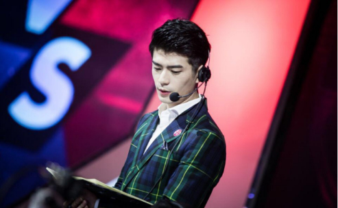 胖胖教练以前是gk战队的主教练,随后转到了ts称为副教练,在这个秋季赛