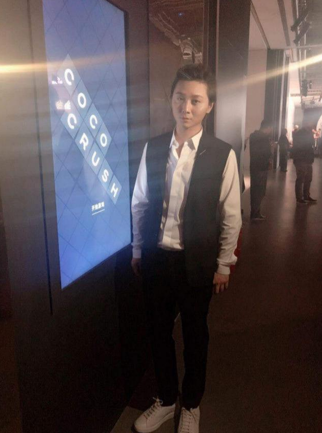 张大仙早年历史曝光看清全身照后网友这腿真实存在