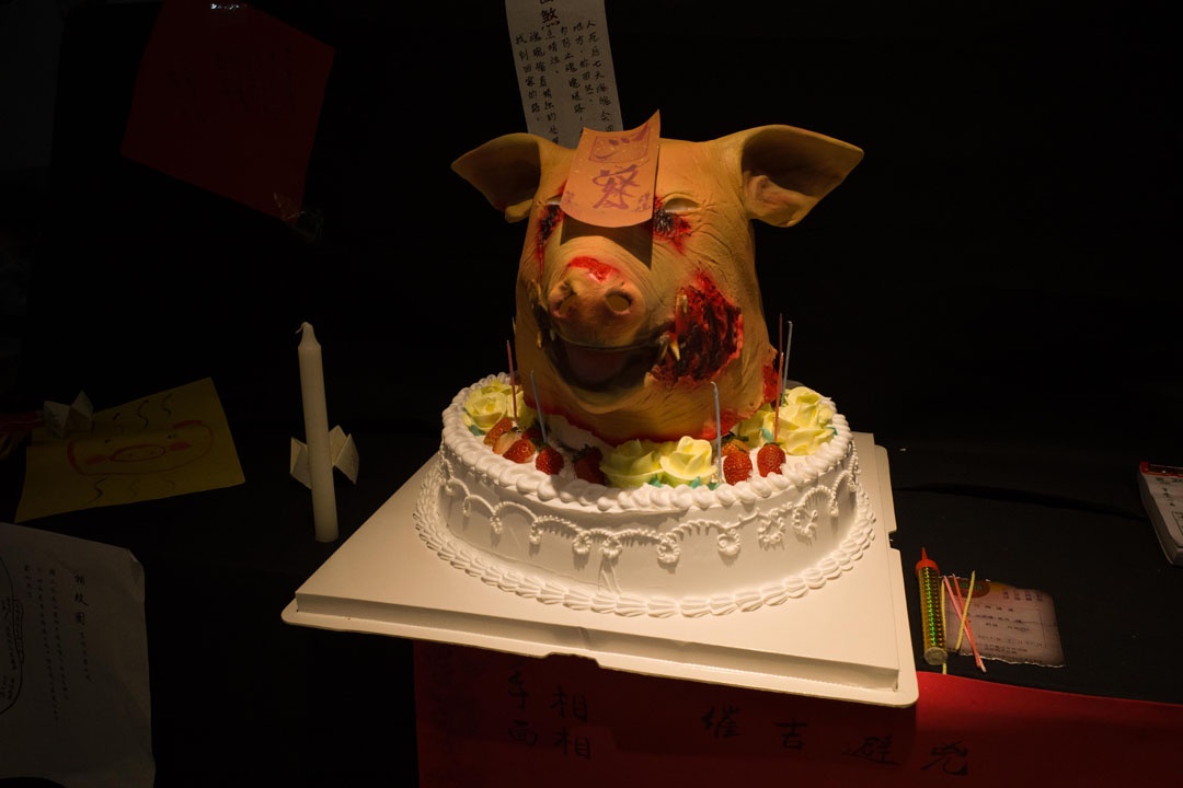 游戏《烟火》中的猪头蛋糕