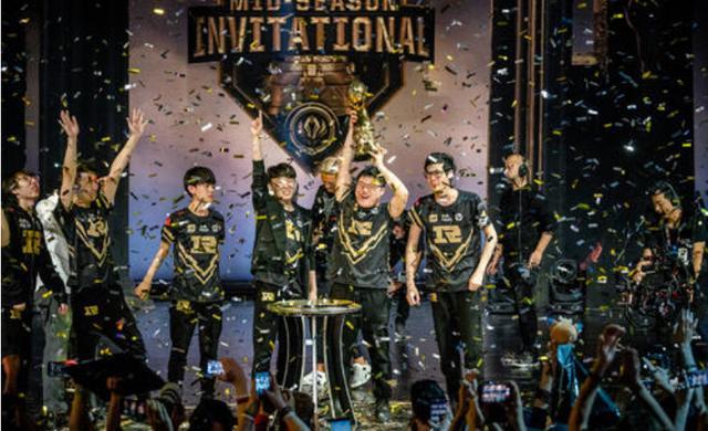 昨天观众们还重温了rng在巴黎撒下"金色雨"的瞬间,一转眼轮播主题就