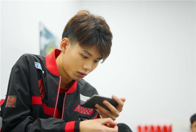 ag麟羽首次登场竟被e星压着打被换下来的他还能重返赛场吗
