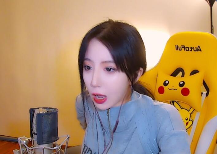 呆妹面对直播上的节奏和诸多压力,看起来有点不想播了,正好这里有一句