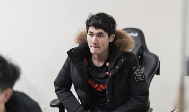 卡萨是最被高估的打野uzi后期能力太强掩盖了卡萨致命缺点