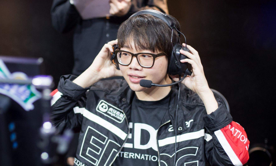 那一箭终于回来了韦神现身冒泡赛为lgd助威