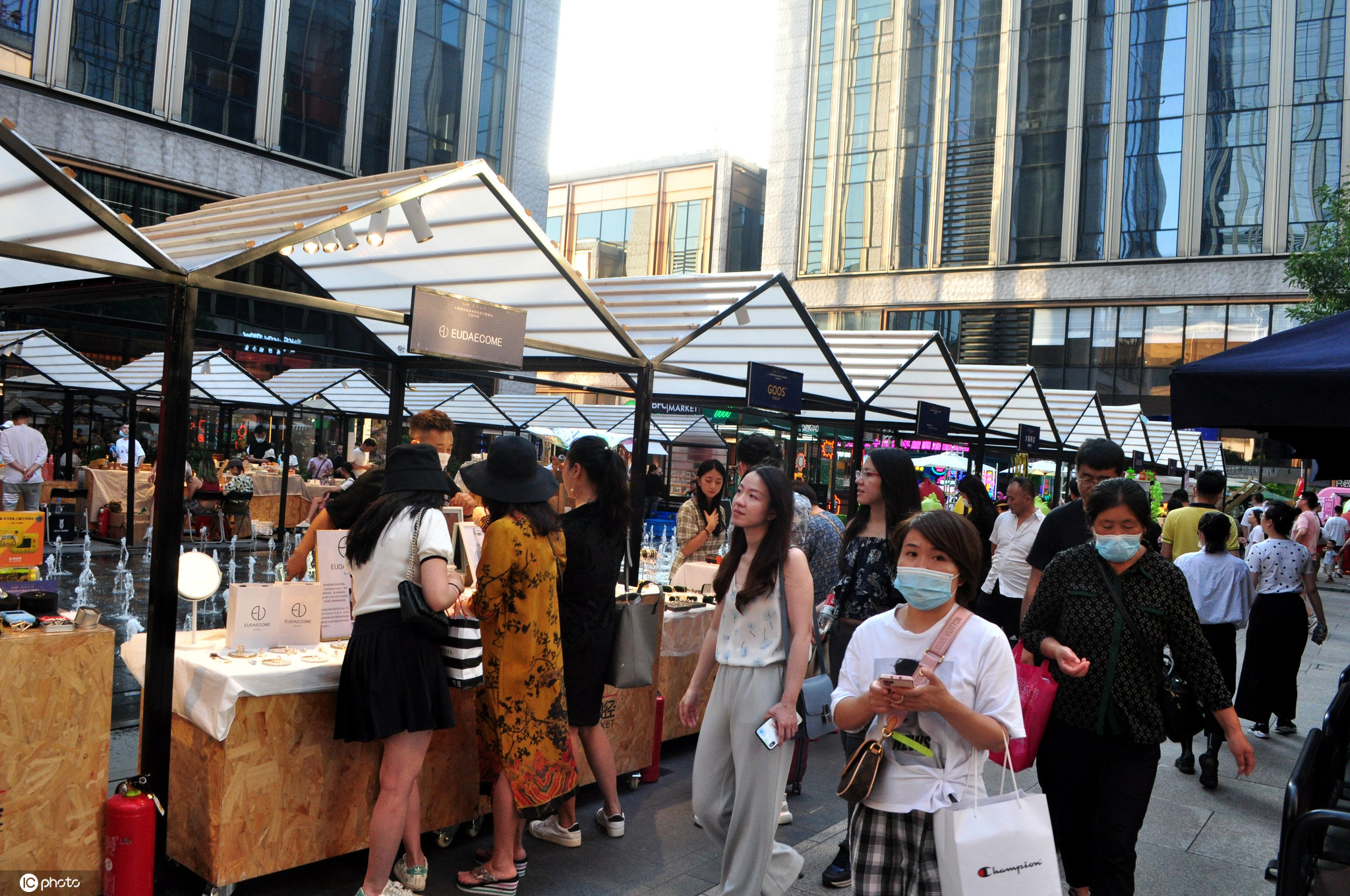 2020年9月5日,上海,经过全面升级后的外滩枫泾周末集市,形象焕然一新